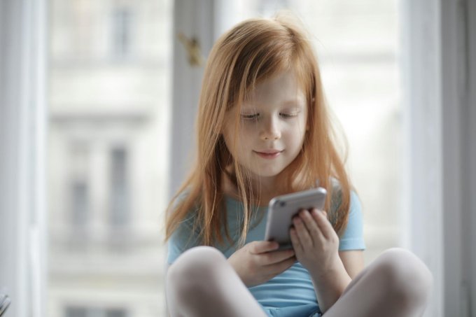 Czy smartfony mogą być przyczyną bólów głowy u dzieci?