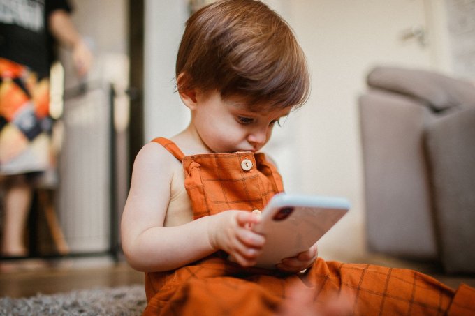  jak Twój smartfon wpływa na zachowanie dziecka?